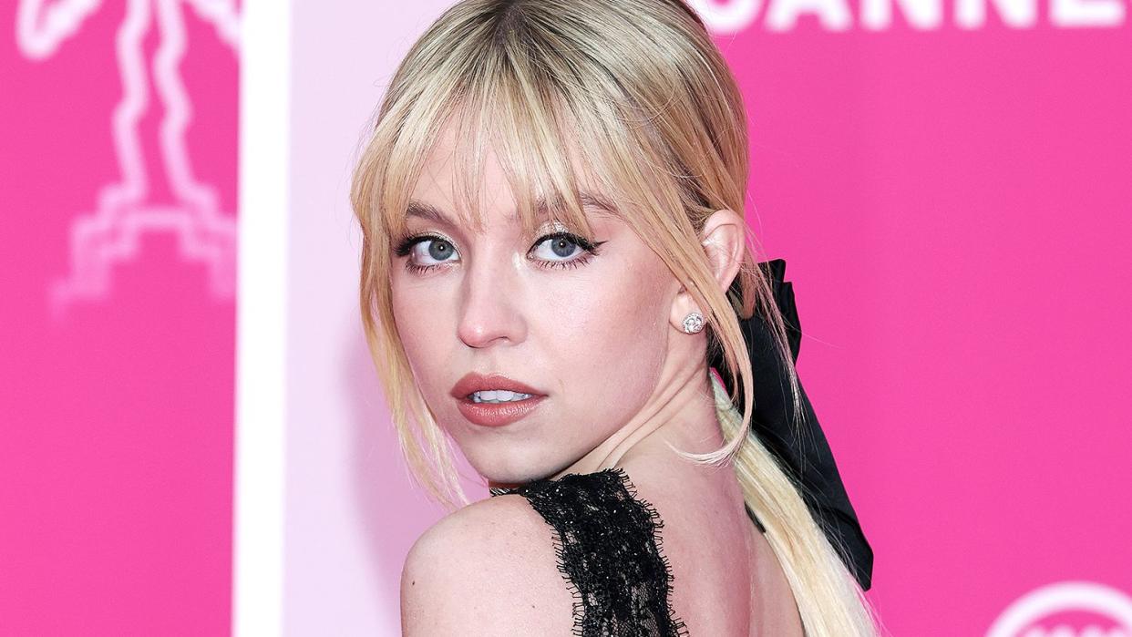 Sydney Sweeney attends the pink carpet during the 5th Canneseries Festival - Day One on April 01, 2022 in Cannes, France.