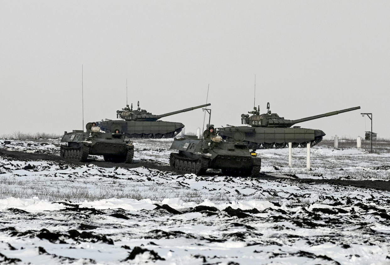 Image: Russian service members hold drills in the Rostov region (Sergey Pivovarov / Reuters)