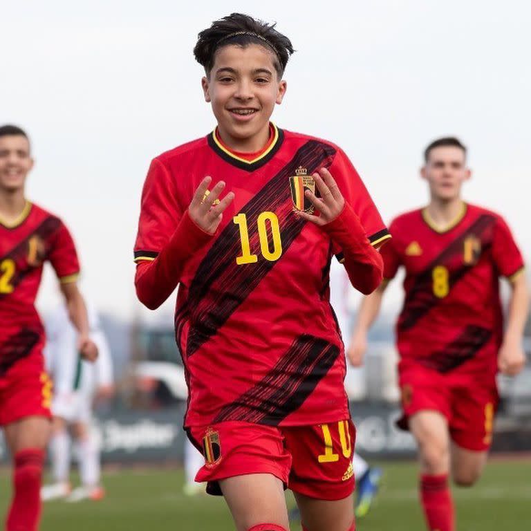 Rayane Bounida celebra un gol con la 