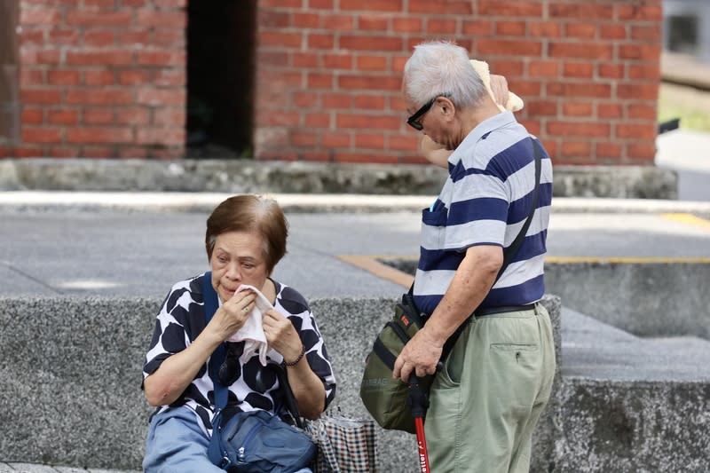 各地高溫炎熱　街頭民眾擦汗 中央氣象署14日上午發布高溫資訊，各地天氣炎熱， 中午前後新北市、屏東縣為橙色燈號，有攝氏38度極 端高溫出現的機率；台北市、台中市、彰化縣、雲林 縣、嘉義市、台南市、高雄市為橙色燈號，有連續3 天出現36度高溫的機率。圖為台北市中正區，民眾休 息擦汗。 中央社記者王飛華攝  113年7月14日 