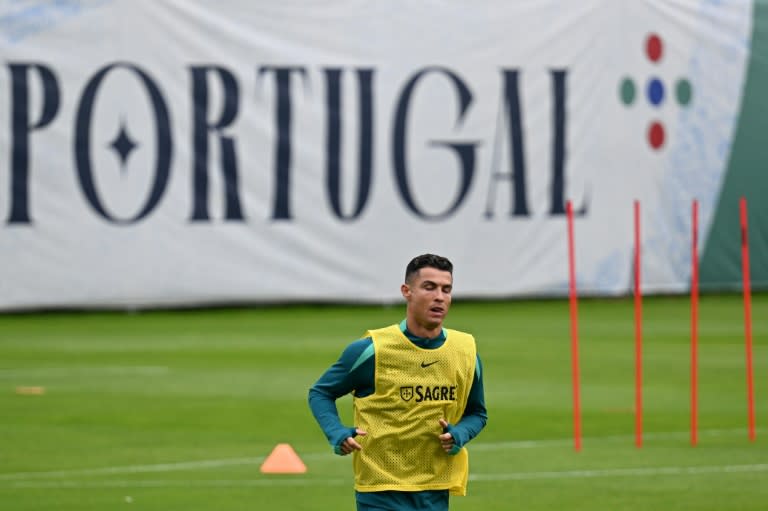 El delantero de Portugal Cristiano Ronaldo durante un entrenamiento en el campo base de la Seleçao, en Harsewinkel, Oeste de Alemania, el 16 de junio de 2024 (PATRICIA DE MELO MOREIRA)