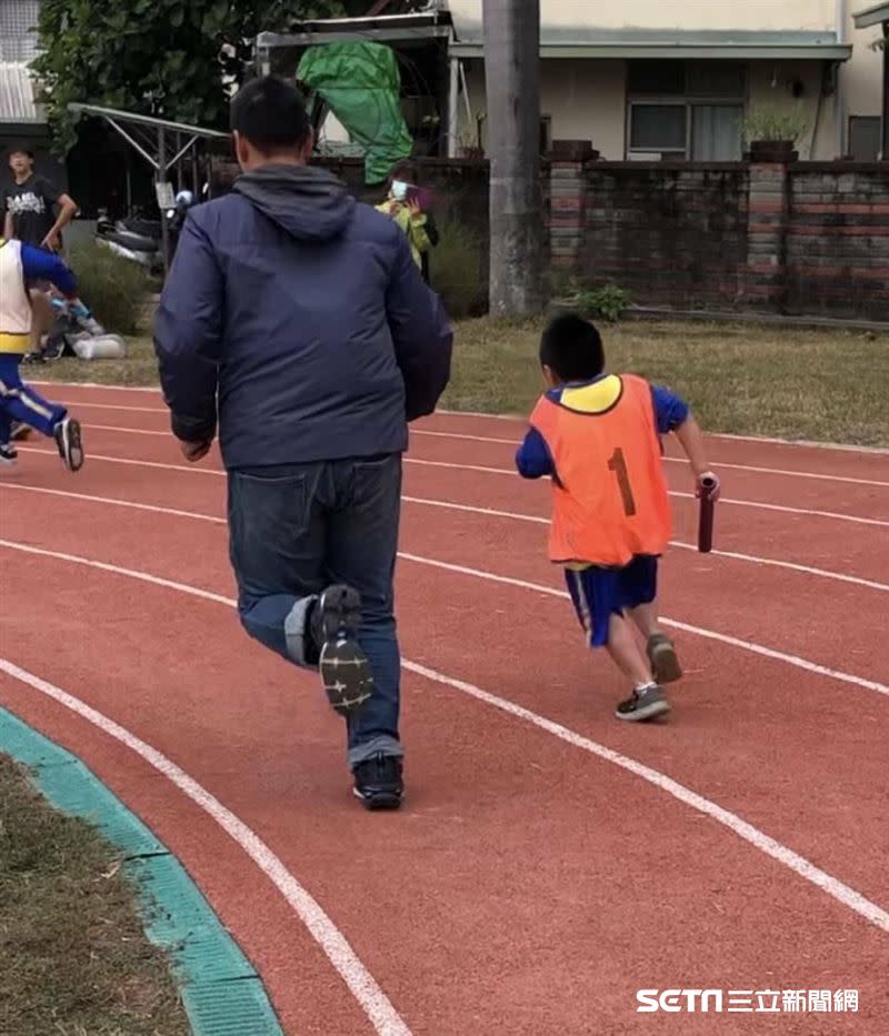 爸爸暖心陪伴懷恩參加跑步比賽，希望讓孩子漸漸突破自己，不要被疾病侷限。（圖／家屬提供）