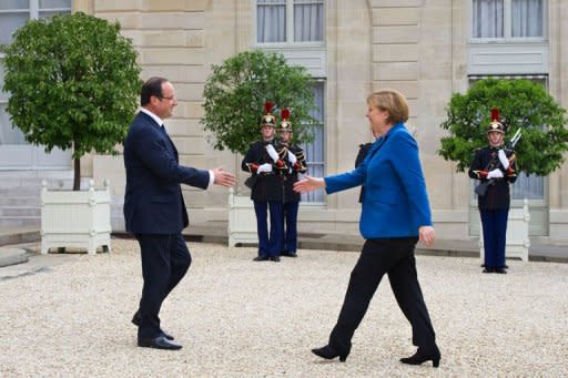 Germany's Angela Merkel held last-minute talks with French President Francois Hollande in Paris before a crucial EU summit but warned she would not budge in her opposition to pooling eurozone debt