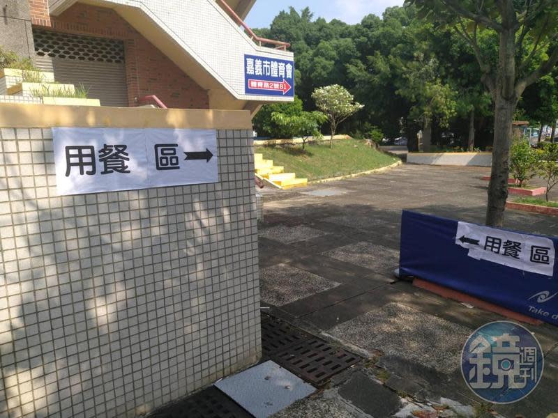 桌協因為防疫而禁止家長選手與教練進入場館用餐，但館外的用餐區卻布置草率，讓家長不滿。（讀者提供）