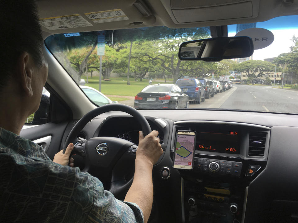 An Uber driver drives in Honolulu. (Photo: Jennifer Sinco Kelleher/AP)