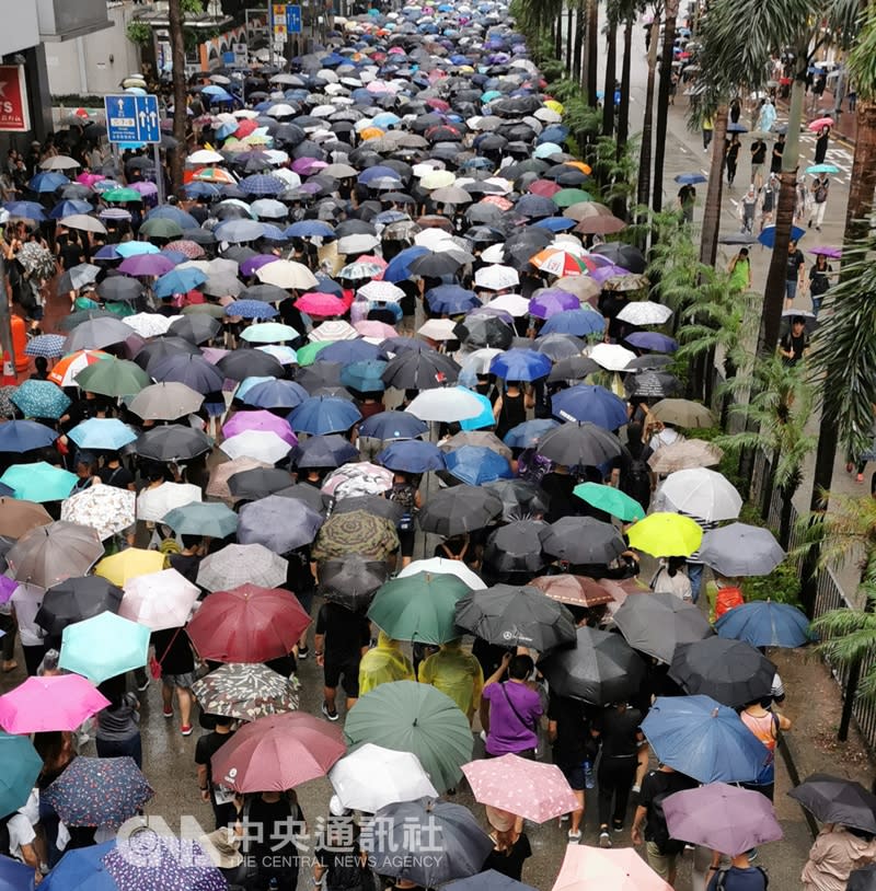 今天反送中活動遇雨，仍有許多人參加，之後流水式集會，仍變成遊行。（中央社）
