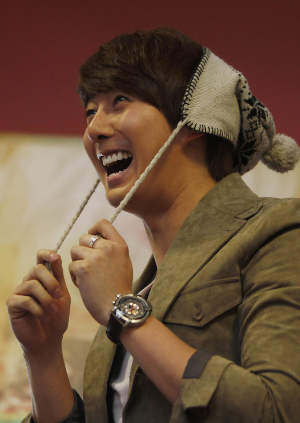 El cantante sudcoreano Kim Hyung Jun con un gorro boliviano que le regalaron periodistas locales durante una Conferencia de Prensa en La Paz, Bolivia, el viernes 17 de enero de 2014. Kim tendrá un concierto en La Paz el viernes para concluir su gira por Sudamérica. (Foto AP/Juan Karita)