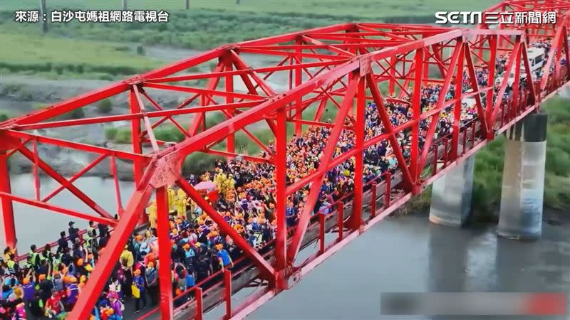 整條西螺大橋滿滿都是人，接著進入彰化縣境內。（畫面來源：白沙屯媽祖網路電視台）