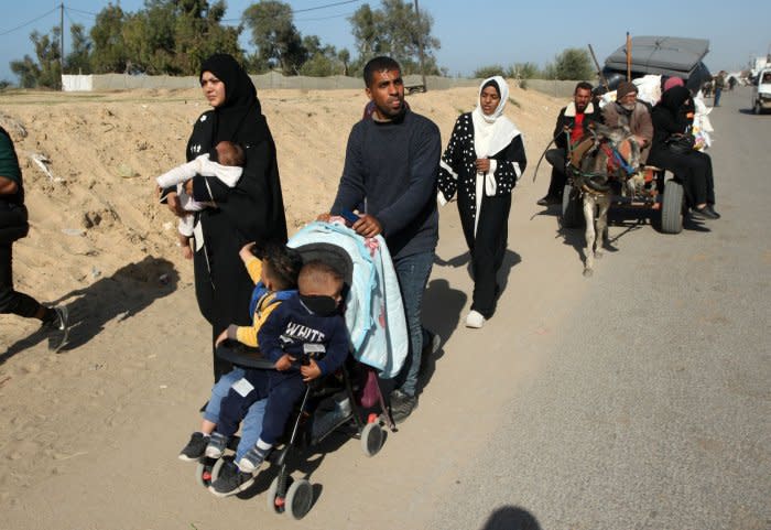 Palestinian families flee Khan Younis in Gaza
