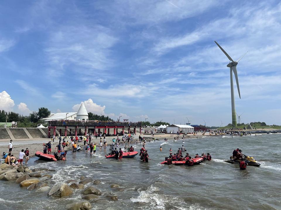 大安濱海樂園救生員戒護備勤。（圖：觀旅局提供）