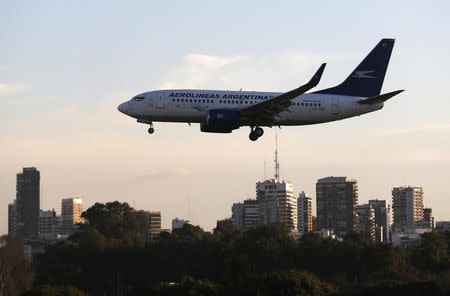 Un Boeing 737-700 de Aerolíneas Argentinas aterriza en el aeropuerto local de Buenos Aires. 10 de agosto de 2014. La compañía de bandera Aerolíneas Argentinas perdió 120 millones de pesos (8 millones de dólares) debido a la huelga general que el jueves paralizó al país y le impidió operar, dijo el viernes el presidente de la compañía, Mario Dell'Acqua. REUTERS/Enrique Marcarian