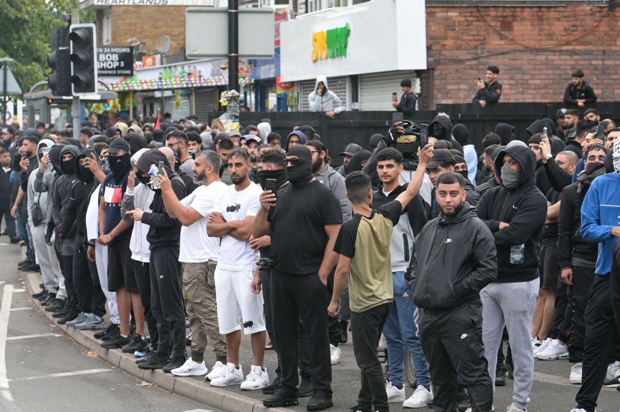 Bordesely Green, Birmingham 5th August 2024 - Hundreds of people came out to protect local shops and a mosque (Village Islamic Centre) after rumours members of the EDL and other protestors were coming to the area. Shops shut and a local hospital sent staff home as expected violence was threatened. However due to the comunities response, no patriots arrived and the peaceful protests prevailed. ENDS - Credit Stop Press Media/Alamy Live News