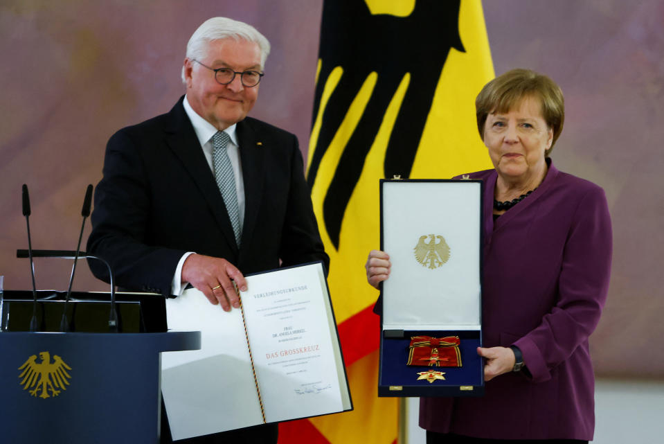 Erhielt von Bundespräsident Frank-Walter Steinmeier den höchsten Orden: Ex-Kanzlerin Angela Merkel am vergangenen Montag in Berlin (Bild: REUTERS/Michele Tantussi)