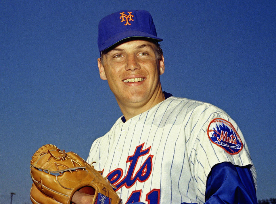 ARCHIVO - En esta foto de archivo de marzo de 1968, Tom Seaver, de los Mets de Nueva York, posa en un lugar desconocido (AP Foto, archivo)