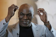 <p>En 2003, Mike Tyson confesó que no le quedaba casi nada de los 300 millones de dólares que había ganado durante su carrera como boxeador durante los 80 y los 90. Su adicción a la cocaína y su gusto por las joyas y otros productos de lujo fueron los responsables de que acabara en la ruina. Además, también tuvo que desembolsas importantes cantidades por los juicios de divorcio y de agresión a los que se enfrentó. (Foto: Kamran Jebrelli / AP). </p>