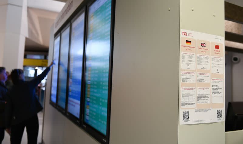 Un cartel con información sobre el coronavirus (2019-nCoV) se exhibe en el aeropuerto Tegel de Berlín, Alemania