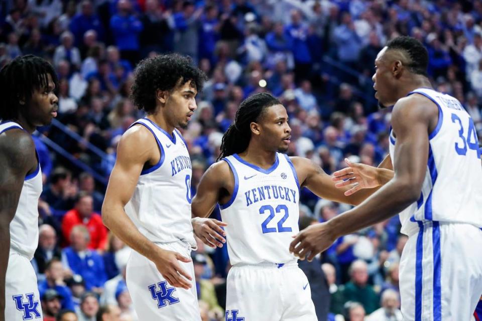 Kentucky players, from left, Chris Livingston, Jacob Toppin, Cason Wallace and Oscar Tshiebwe huddle up during the Wildcats’ 77-68 loss to Kansas on Saturday.