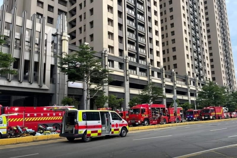 「豐邑晴空匯」26日深夜發生火警，造成2名消防隊員殉職，消防員從昨晚到今早都在忙著疏散受困民眾。   圖：翻攝新竹大小事臉書