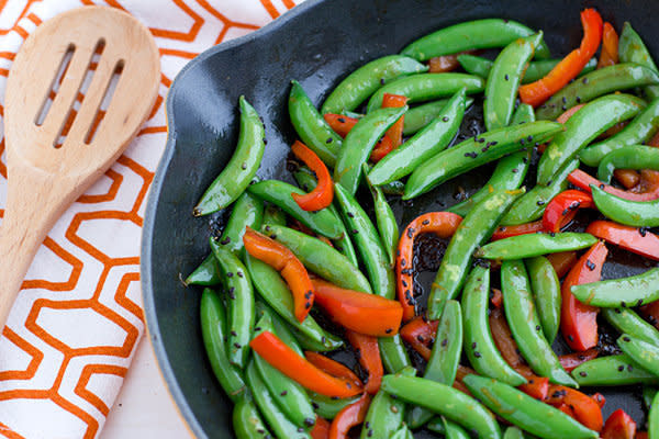 <strong>Get the <a href="http://ohmyveggies.com/recipe-sriracha-snap-peas-with-red-pepper/?utm_source=feedburner&utm_medium=feed&utm_campaign=Feed:+TheTypeAHousewife+(Oh+My+Veggies)" target="_blank">Sriracha Snap Peas with Red Pepper recipe</a> from Oh My Veggies</strong>