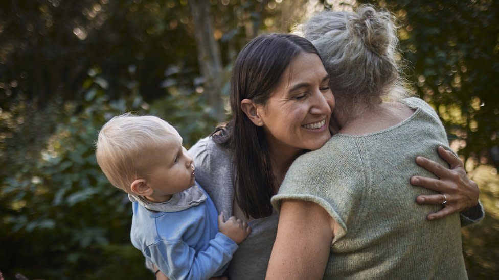 Madre con un niño y una mujer mayor.