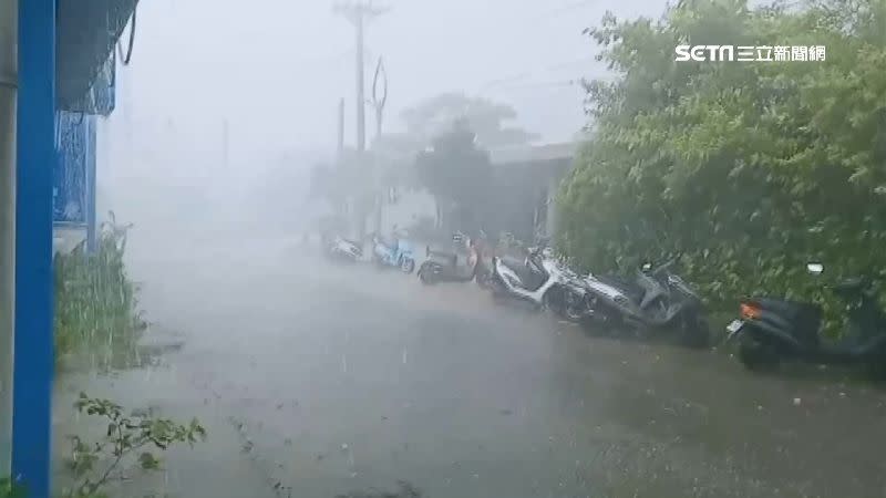 蘭嶼午後下起雷陣雨，當地居民直呼就像是刮颱風。