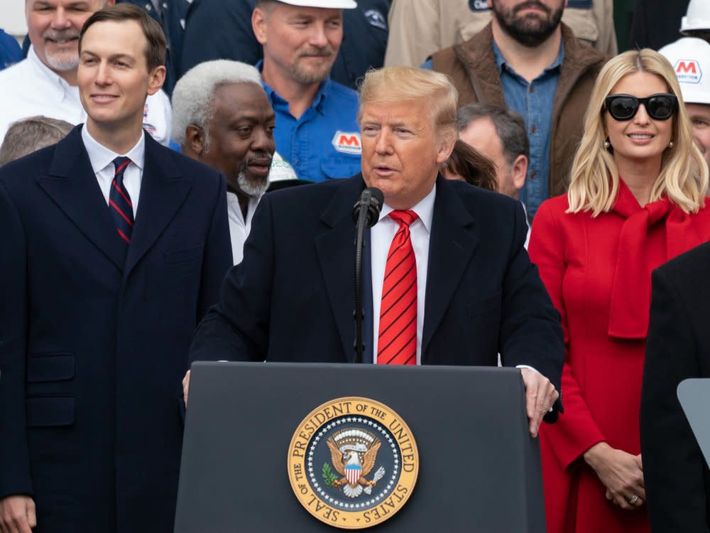 Donald Trump (m.) mit seiner Tochter Ivanka und deren Ehemann, Jared Kushner, im Jahr 2020. (Bild: ddp images/Polaris)