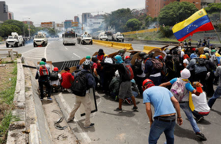 Opposition supporters clash with riot police during a rally against President Nicolas Maduro in Caracas, Venezuela May 3, 2017. REUTERS/Carlos Garcia Rawlins