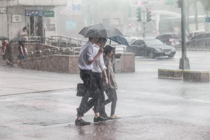 ▲卡努颱風逼近，北台灣從深夜就可以感受到風雨來襲。（示意圖／NOWnews資料照）