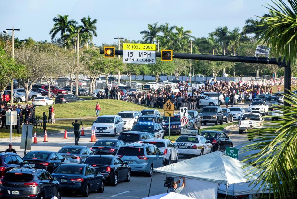 <p>Padres y estudiantes llegan a la escuela Marjory Stoneman Douglas en Parkland, estado de Florida (Estados Unidos), hoy 28 de febrero de 2018. Dos semanas después de que un exalumno matara a 17 personas, las aulas de la escuela vuelven a llenarse de estudiantes, muchos de ellos convertidos en activistas contra las armas. EFE/ Cristobal Herrera </p>