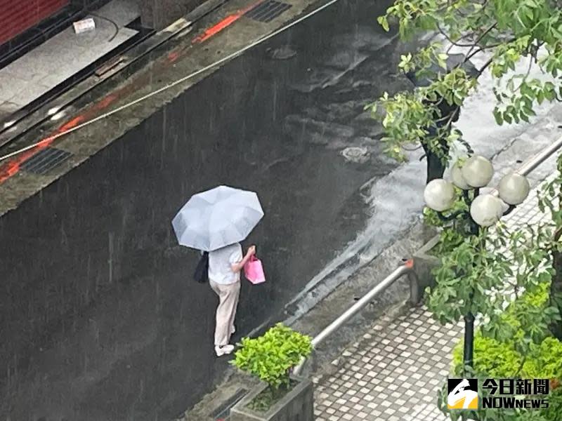 ▲本週熱帶性低氣壓擾動台灣天氣，多個縣市紛紛降下豪、大雨。（示意圖／記者林則澄攝，2024.06.22）