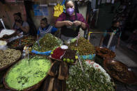 Cangrejos, saltamontes y otras delicias locales, expuestas en un puesto de comida en el mercado de Xochimilco, en la Ciudad de México, el 12 de agosto de 2021, mientras la capital mexicana se prepara para conmemorar el 500 aniversario de la caída de la capital azteca, Tenochtitlan. Los canales y jardines flotantes de Xochimilco son los últimos remanentes de un vasto sistema de transporte de agua construido por los aztecas para abastecer su capital. (AP Foto/Marco Ugarte)