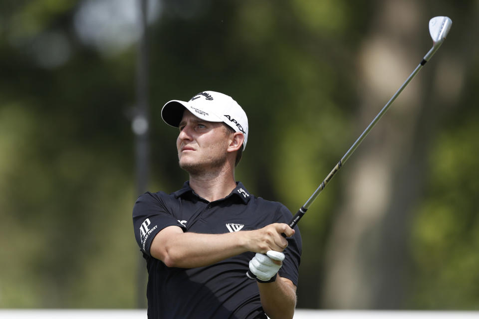 El argentino Emiliano Grillo hace su tiro de salida al hoyo 15 en la primera ronda del Rocket Mortgage Classic, el jueves 2 de julio de 2020, en Detroit (AP Foto/Carlos Osorio)