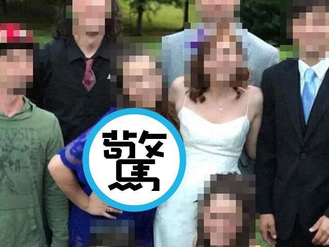 藍衣女賓客完全搶過新娘鋒頭，「長輩奶奶見客」太凶狠了！果真乳巨聚人心。（翻自Reddit）