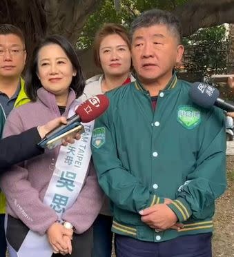 圖片：民進黨「賴蕭配」台北市競選總部主委、前衛福部長陳時中（前右）今天上午陪同爭取連任的民進黨立委吳思瑤（前左）到自強市場掃街拜票，爭取選民支持，行前接受媒體聯訪（取自吳思瑤國會辦公室提供影片）