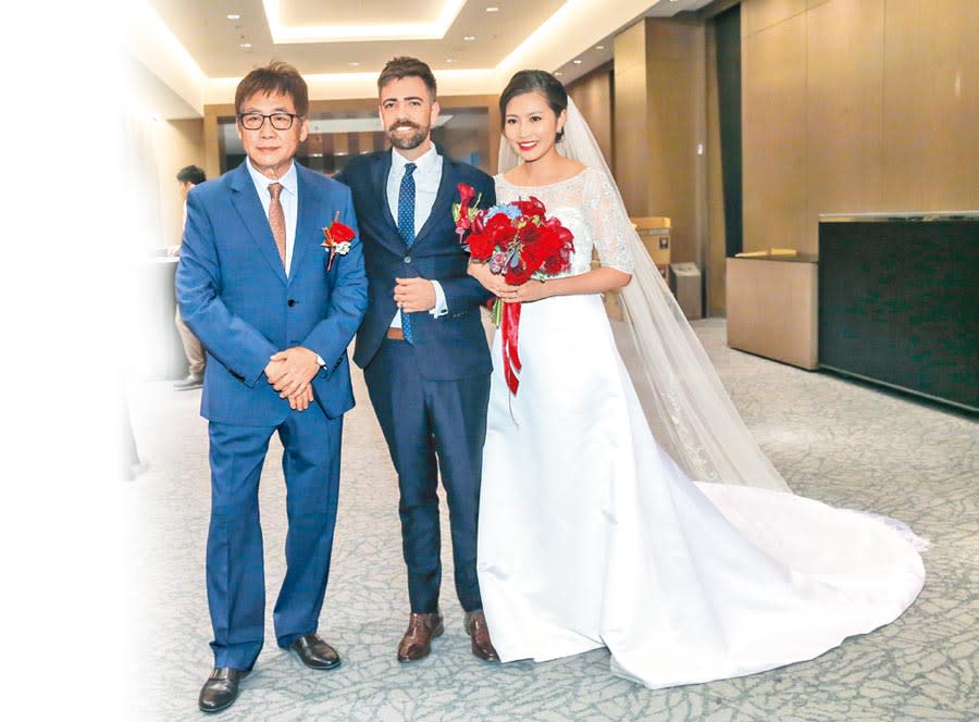 梁修身（左起）昨晚與洋女婿Jared Gamble、女兒梁嘉媛合影。（盧禕祺攝）