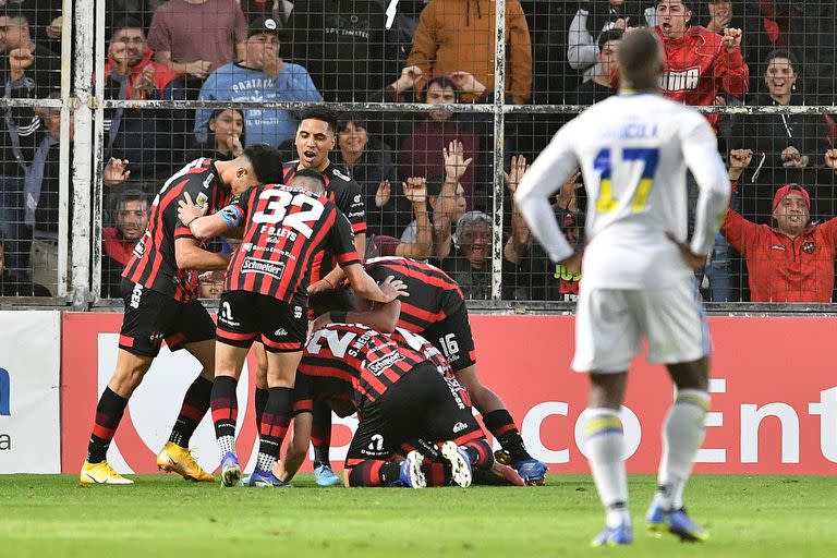 Luis Advíncula tuvo responsabilidad en el segundo tanto de Patronato contra Boca