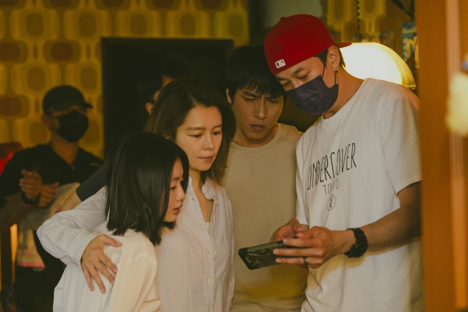 Director Peter Ho (in cap and mask) with the cast of Who's By Your Side (from left): Chiao Yuan Yuan, Vivian Hsu and Kaiser Chuang. (Photo: HBO Go)