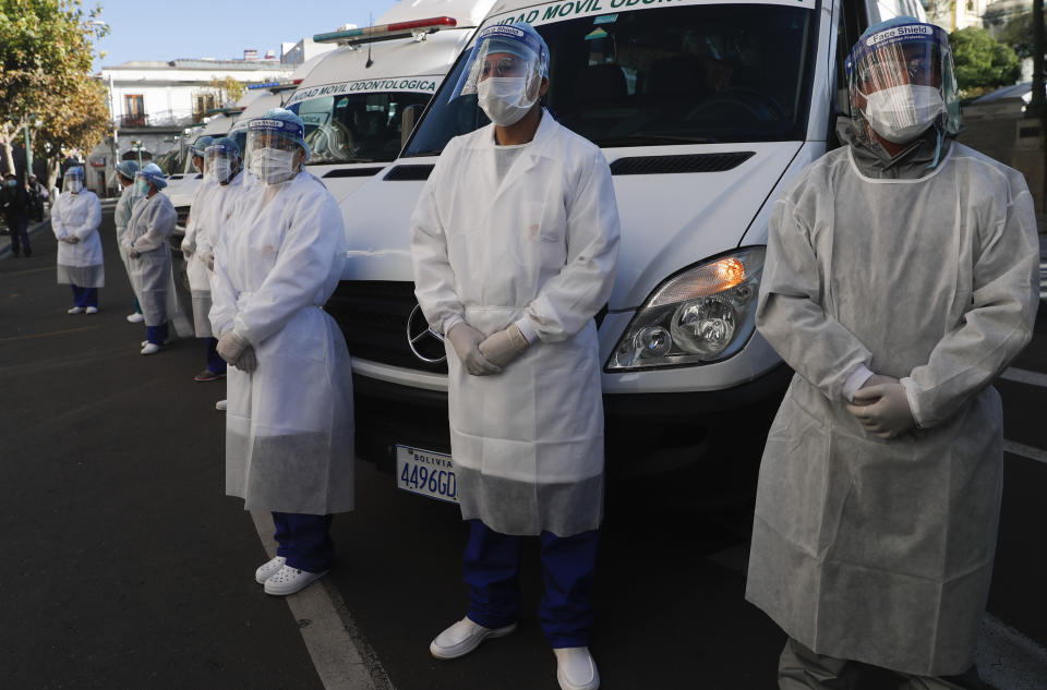 Trabajadores de salud vestidos con ropa de protección permanecen de pie durante una inspección el jueves 28 de mayo de 2020 en La Paz, Bolivia, antes de partir hacia la región amazónica de Beni en una caravana de equipos médicos para combatir la pandemia de coronavirus. (AP Foto/Juan Karita)