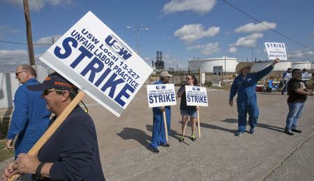 Workers from the United Steelworkers (USW) union walk a picket line outside the Lyondell-Basell refinery in Houston, Texas February 1, 2015. REUTERS/Richard Carson