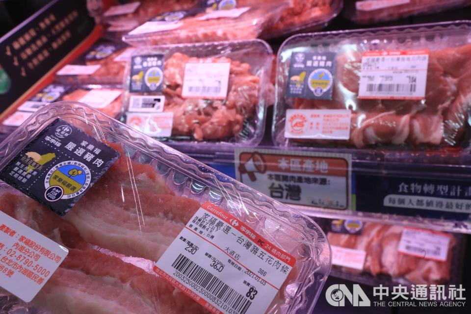 台北市一家業者在肉品區設置不含萊克多巴胺專區，肉品包裝及標籤都清楚標示產地來源。