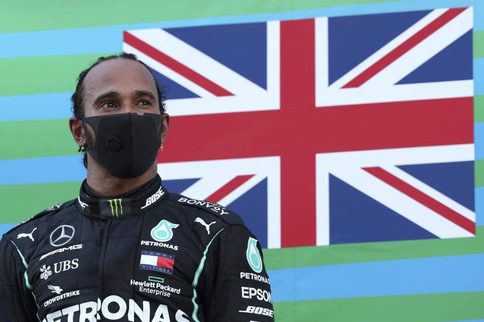 Lewis Hamilton escucha el himno británico desde lo alto del podio tras su victoria en el Gran Premio de España. (Foto: Albert Gea / Pool / AP).