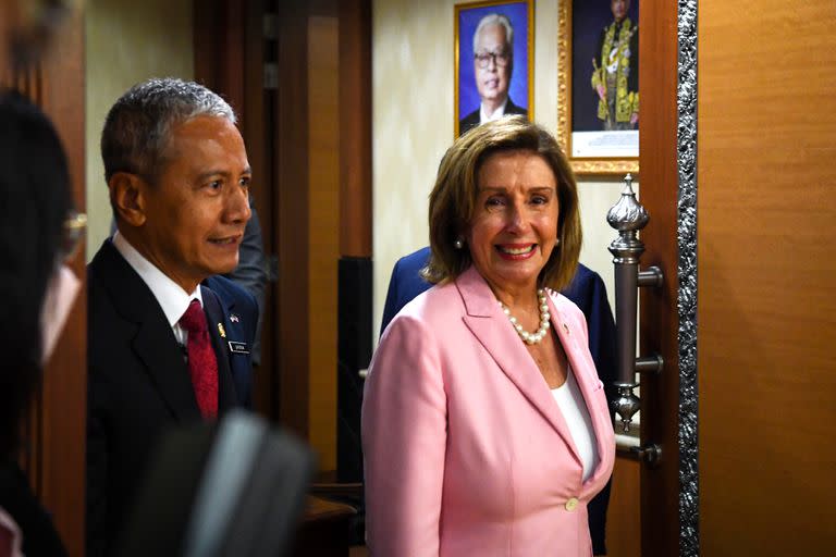 La presidenta de la Cámara de Representantes de Estados Unidos, Nancy Pelosi, camina durante una reunión con Azhar Azizan Harun, presidente del Parlamento de Malasia.