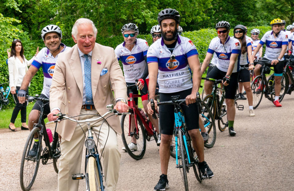 2021年6月，查爾斯與英國亞洲信託組織的成員一起進行贊助騎行活動。
