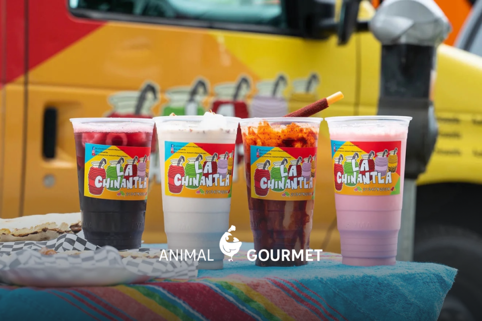 Claudia comenzó vendiendo aguas en el verano de solo tres sabores en la calle; jamaica, horchata y thai iced tea, una bebida tailandesa. 