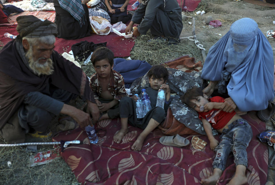 經過連年戰火，阿富汗人民生活艱苦。 (AP Photo/Rahmat Gul)