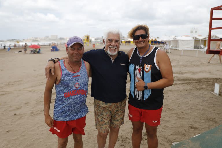 Los guardavidas de Punta Mogotes descendieron de su mangrullo y aprovecharon para saludar al 