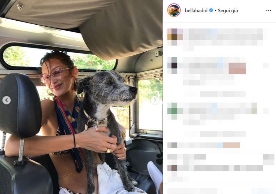 Gli scatti social della top model al mare con un'amica