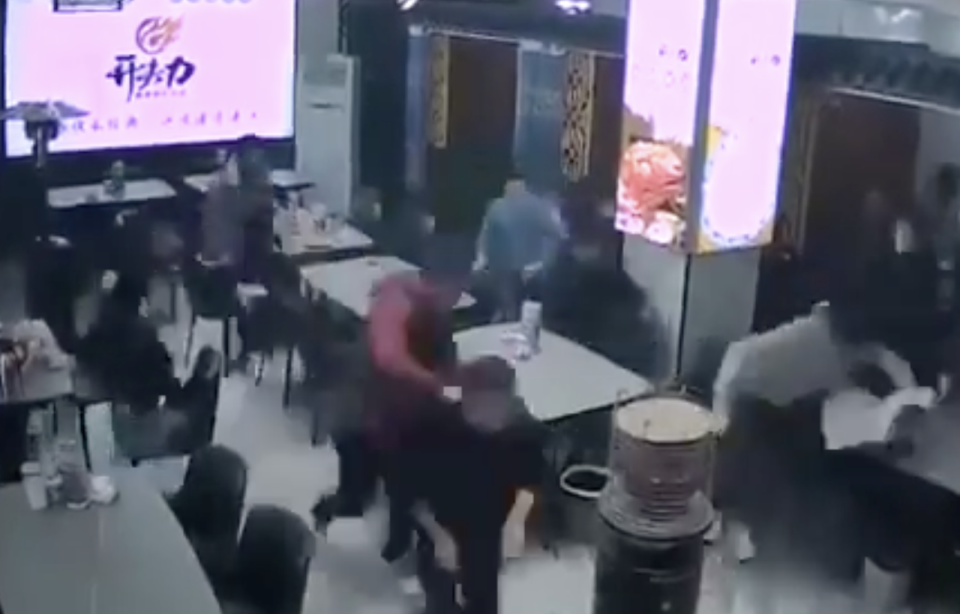 地震發生當下，有民眾在餐廳用餐，當下立馬奪門而出。（翻攝自X@niteshr813）