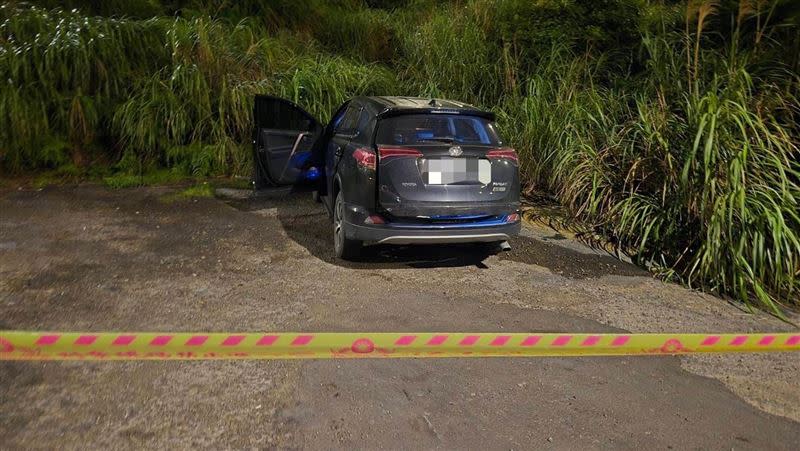 警方在馬槽橋下發現丈夫的深色車輛。（圖／翻攝畫面）