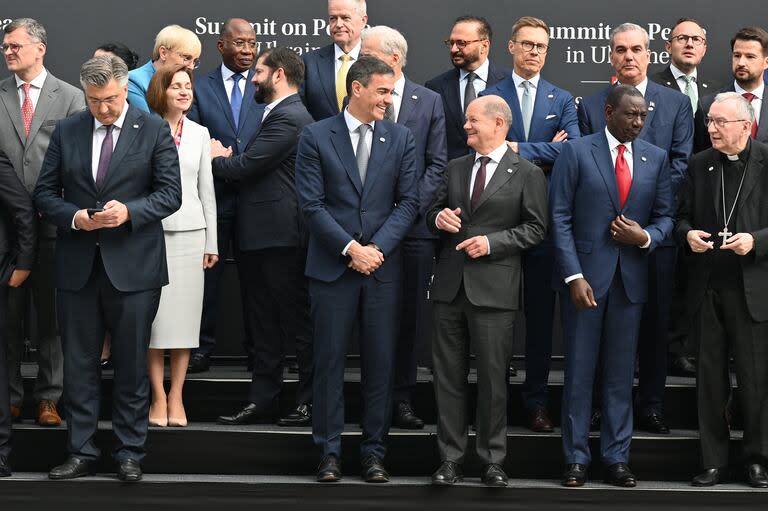 El presidente español Pedro Sánchez conversa con el Canciller alemán Olaf Scholz durante la inauguración de la Cumbre sobre la Paz en Ucrania en Suiza